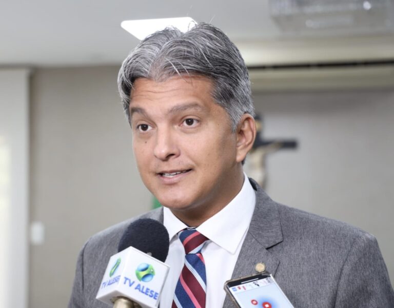 Dr. Samuel solicita ao governador melhorias em estrutura de escola em Socorro
